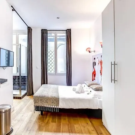 Designer Flats Louvre / Marais Apartment