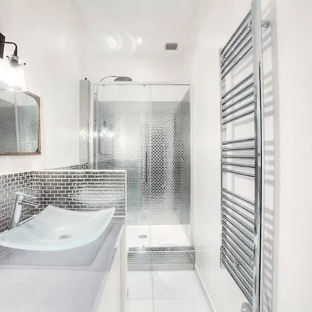 Designer Flats Louvre / Marais Apartment